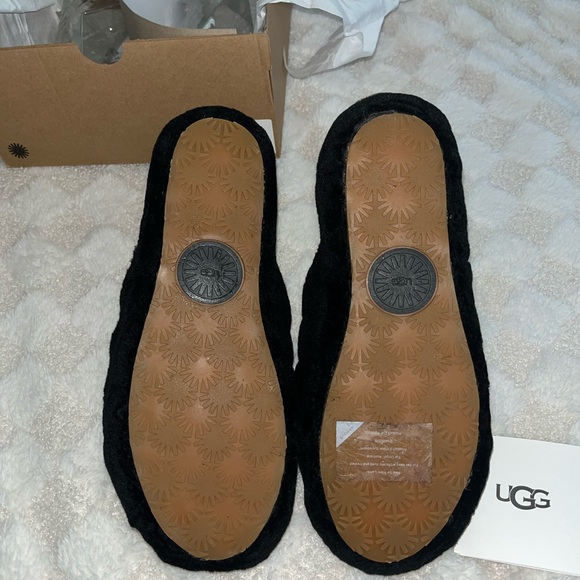 Women’s UGG® Fluff Yeah Genuine Shearling
Slingback Sandal in Black • Size 9 - Picture 7 of 12